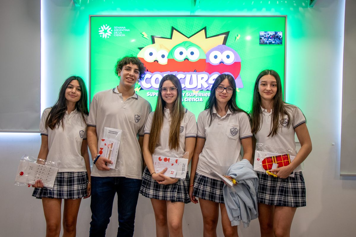 Uno de los grupos de alumnos premiados en la edición 2023 del concurso Superhéroes y Superheroínas de la Ciencia