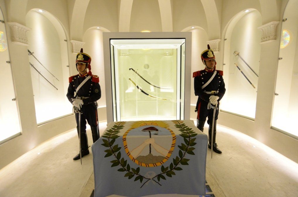 Uno de los ejes centrales del acto será la entrega en custodia del sable corvo original de San Martín al Regimiento de Granaderos a Caballo. Uno de los ejes centrales del acto será la entrega en custodia del sable corvo original de San Martín al Regimiento de Granaderos a Caballo.