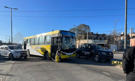 Accidente entre un colectivo y una camioneta en Blas Parera desató un desvío de tránsito y producto de esto, otro micro chocó al desviar Accidente entre un colectivo y una camioneta en Blas Parera desató un desvío de tránsito y producto de esto, otro micro chocó al desviar