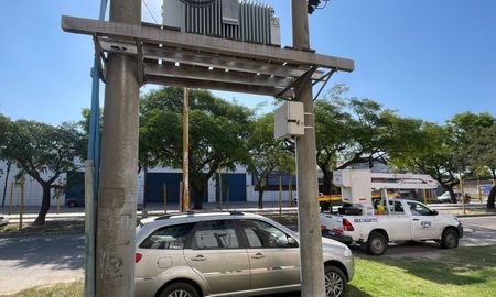 El auto estaba mal estacionado, sobre la vereda y debajo de uno de los transformadores que debía reparar la Empresa Provincial de la Energía (EPE). El auto estaba mal estacionado, sobre la vereda y debajo de uno de los transformadores que debía reparar la Empresa Provincial de la Energía (EPE).