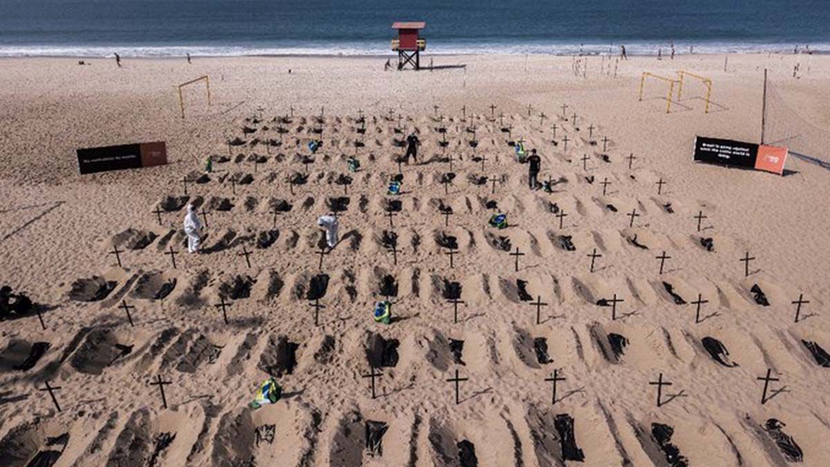 Video: cavan tumbas simbólicas en Copacabana como protesta por el manejo de la pandemia