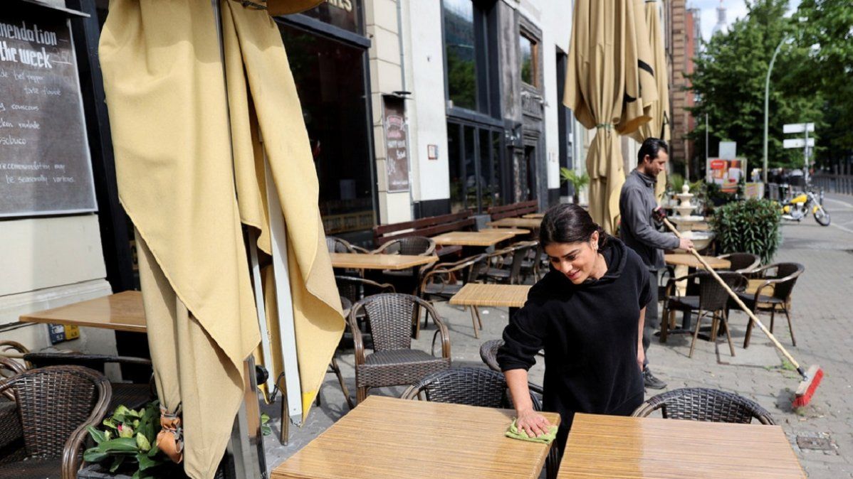 Un restaurante se prepara para su reapertura