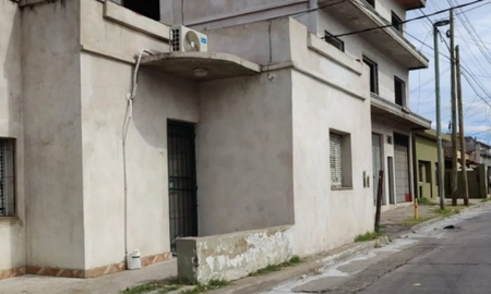 Un casa se robó la vereda y causa furor en las redes Un casa se robó la vereda y causa furor en las redes