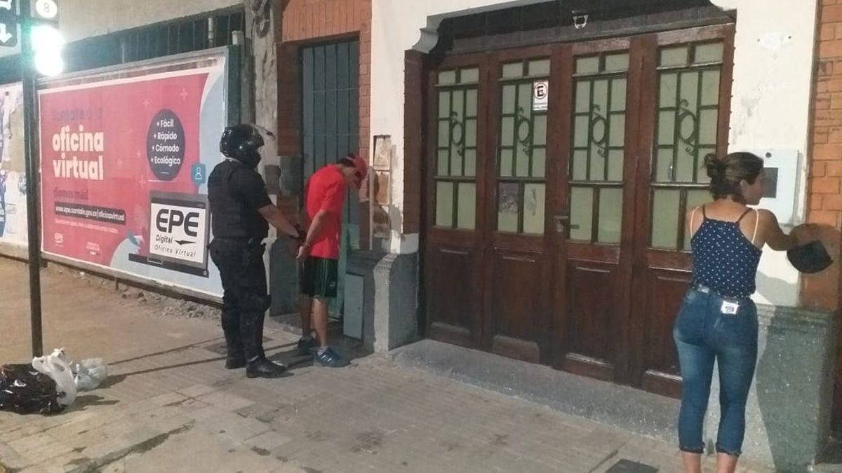 Asalto en la Plaza del Soldado: le cortaron el cuello con un tramontina a un joven que esperaba el colectivo