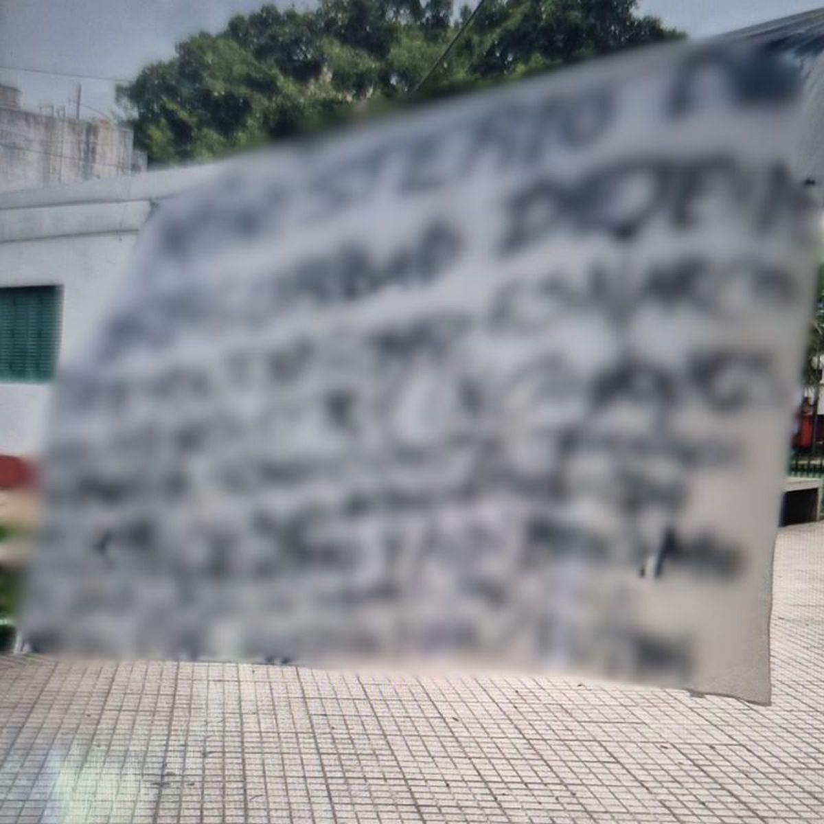 El MPA y el Ministerio de Seguridad trabajan en el an&aacute;lisis del contenido de las banderas y en el relevamiento de c&aacute;maras de seguridad de las zonas donde aparecieron.