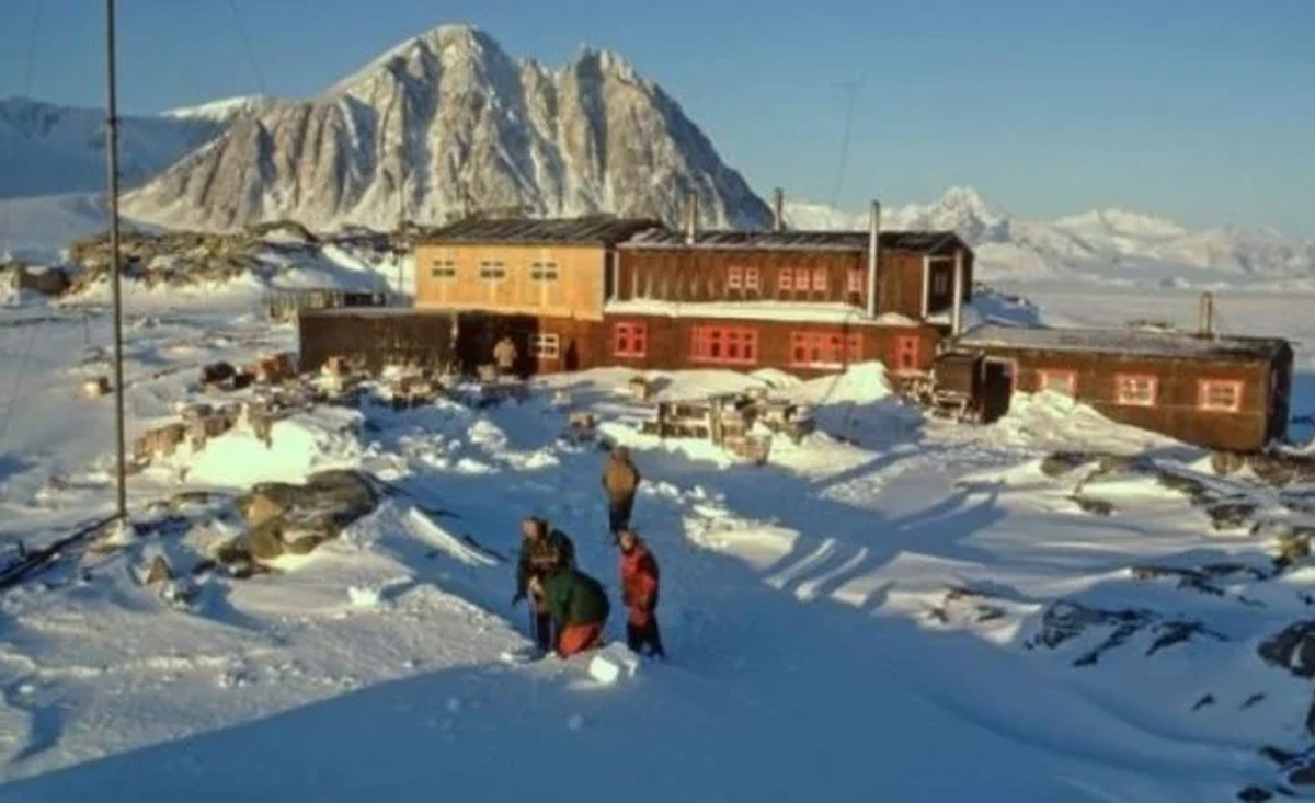 En la cabaña que vivirá no hay inodoro, luz, calefacción y menos wifi UKAHT).