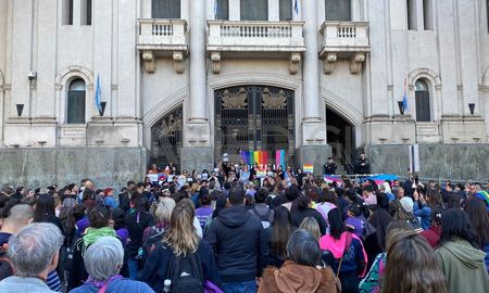 Alrededor de las 17, una extensa columna de gente desembocó frente a Tribunales para pedir justicia por el crimen de Alejandra Ironici. Alrededor de las 17, una extensa columna de gente desembocó frente a Tribunales para pedir justicia por el crimen de Alejandra Ironici.