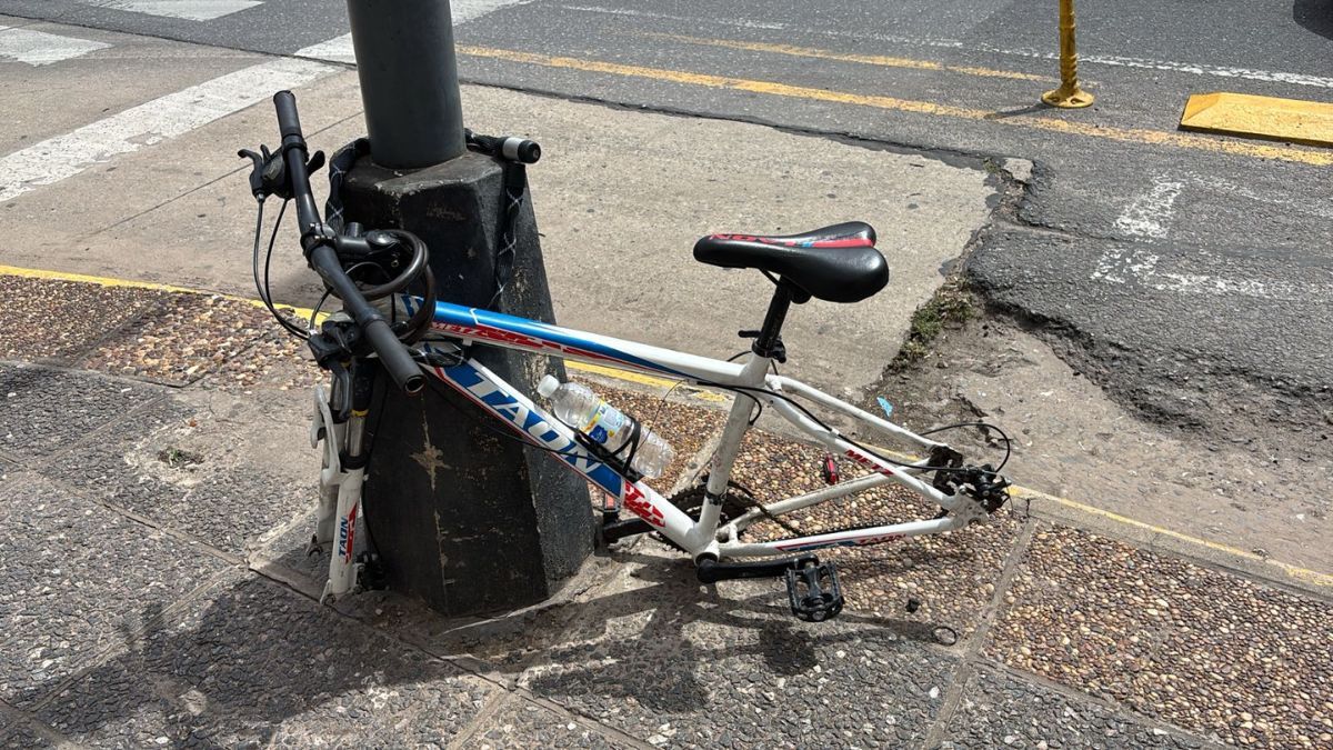 La bicicleta se encuentra atada a un poste de luz en Suipacha y Urquiza.