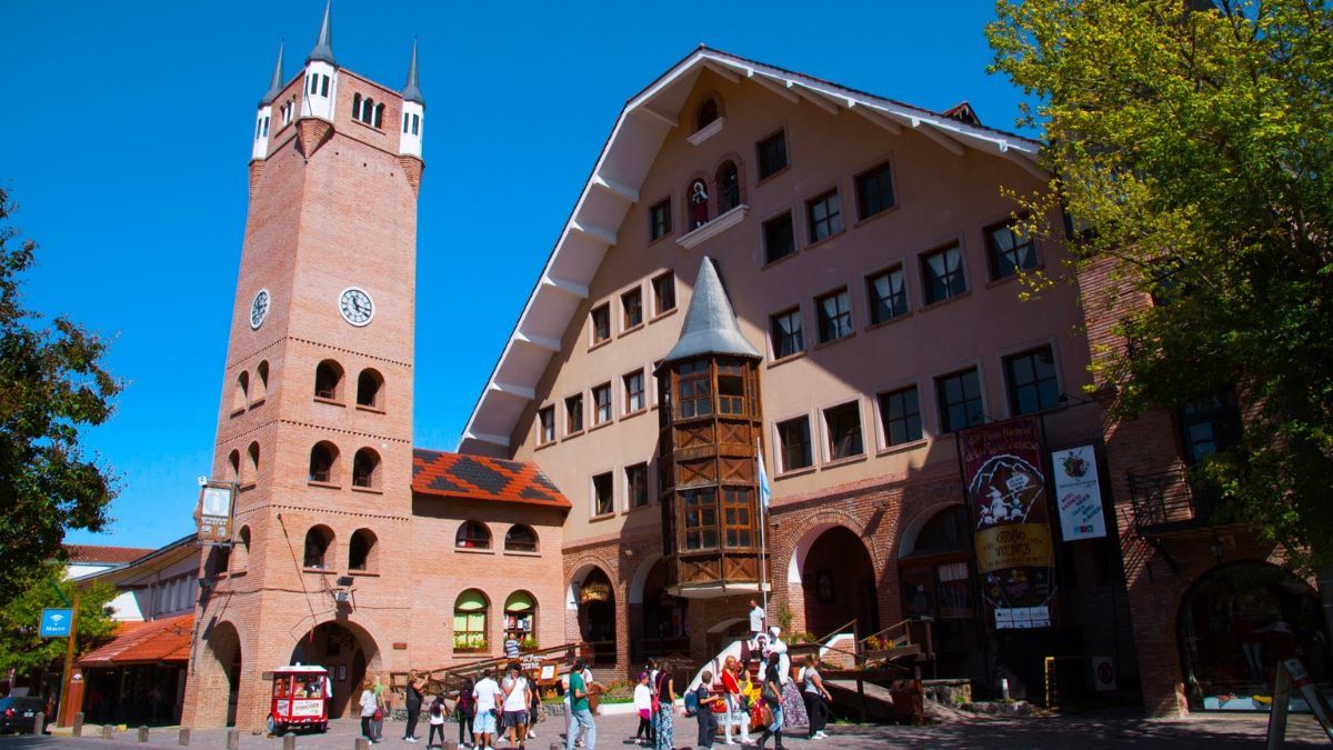 La mayoría de las construcciones históricas del centro utilizan maderas nativas y piedras de la zona, replicando los métodos de aislamiento térmico de los Alpes europeos.