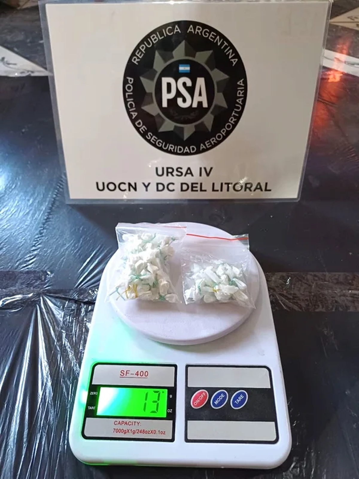 Envoltorios de marihuana y cocaína. Envoltorios de marihuana y cocaína. 