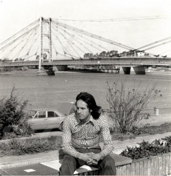 Leopoldo Jacinto Luque en la costanera santafesina, tras el ascenso de Unión a Primera en el año 1974. El antiguo Puente Colgante de fondo. Foto: Revista El Gráfico.
