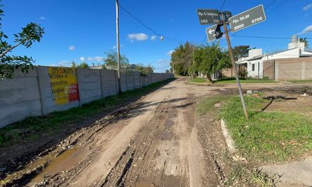 Los vecinos destacaron que las calles se llenan de agua cuando lleve y se vuelve imposible transitar. Los vecinos destacaron que las calles se llenan de agua cuando lleve y se vuelve imposible transitar.