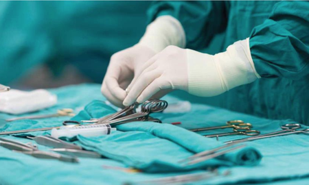 Se dejó operar por un veterinario porque no le cobraba. Se dejó operar por un veterinario porque no le cobraba.