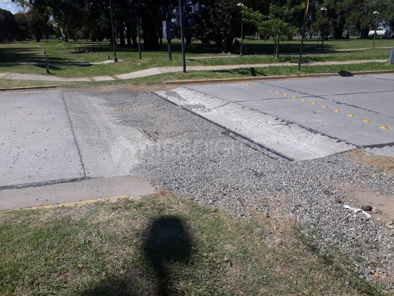 La municipalidad arrojó piedras en un badén y el tren urbano no funciona