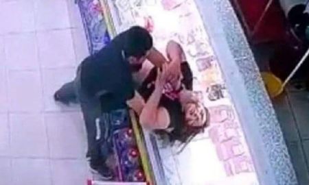 Captura del video- El compañero de trabajo ahorcó a la mujer Captura del video- El compañero de trabajo ahorcó a la mujer