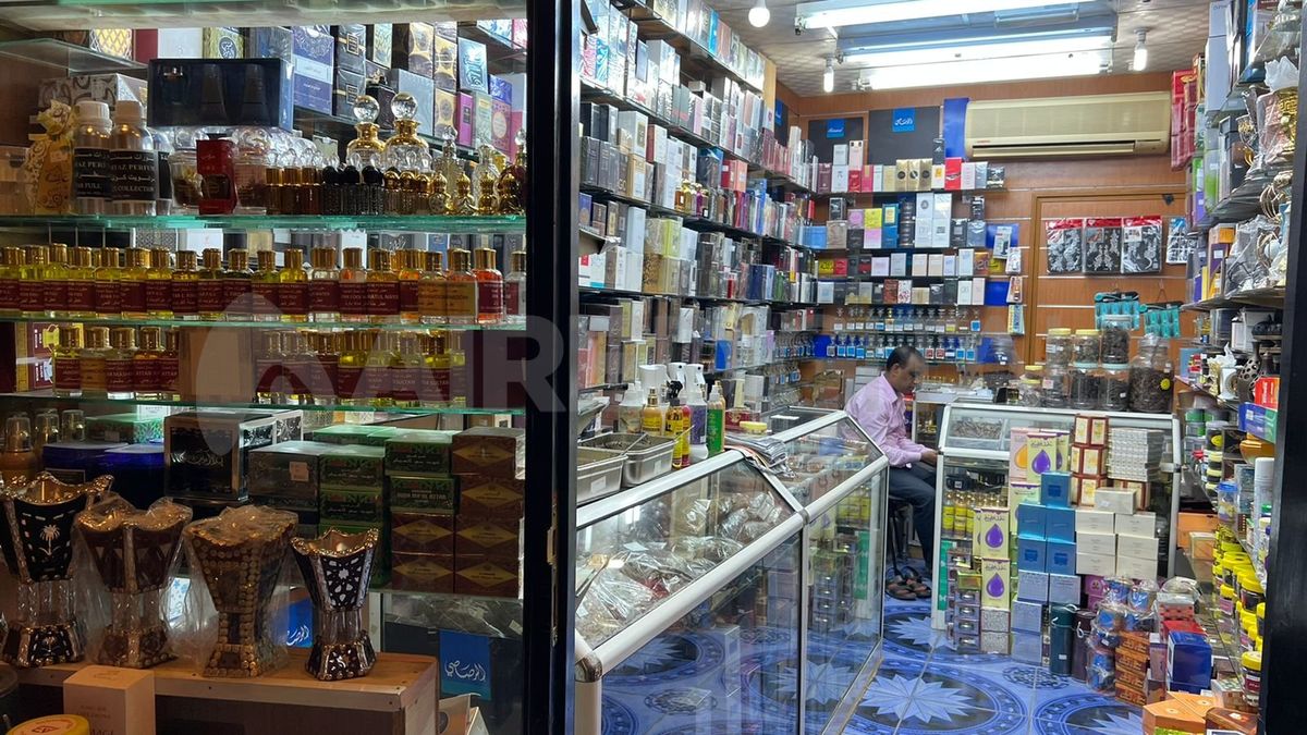 Otro sector del mercado, está abocado totalmente a la perfumería, con perfumes importados y otros del medio oriente. Venden también joyas y relojes.