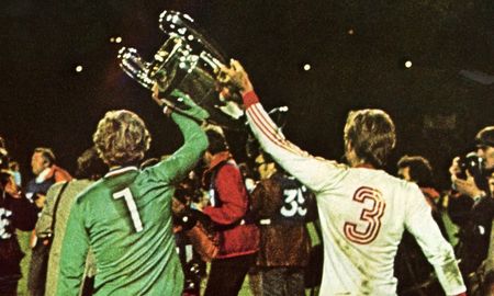 Los jugadores teutones levantan la Copa de Europa de 1976, donde el Bayern Munich venció al Saint Ettiene en la única final disputada por ambos países. Los jugadores teutones levantan la Copa de Europa de 1976, donde el Bayern Munich venció al Saint Ettiene en la única final disputada por ambos países.