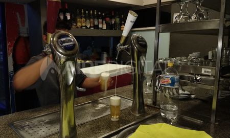 Desde el viernes los locales gastronómicos extendieron su horario de cierre hasta las 23, autorizados por la resolución 255 del Poder Ejecutivo que autorizó la apertura de 6 a 23 para los días 2, 3, 8 y 9 de julio. Desde el viernes los locales gastronómicos extendieron su horario de cierre hasta las 23, autorizados por la resolución 255 del Poder Ejecutivo que autorizó la apertura de 6 a 23 para los días 2, 3, 8 y 9 de julio.