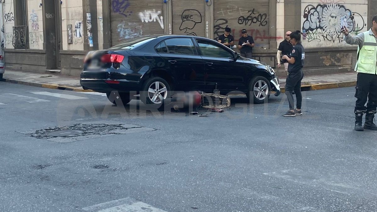 Una moto terminó debajo de un auto en pleno microcentro de Santa Fe.