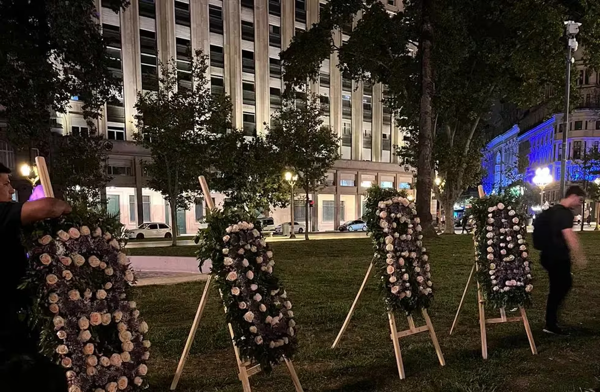 Las coronas de flores que los militantes de Javier Milei dejaron frente al Banco Central. Las coronas de flores que los militantes de Javier Milei dejaron frente al Banco Central.