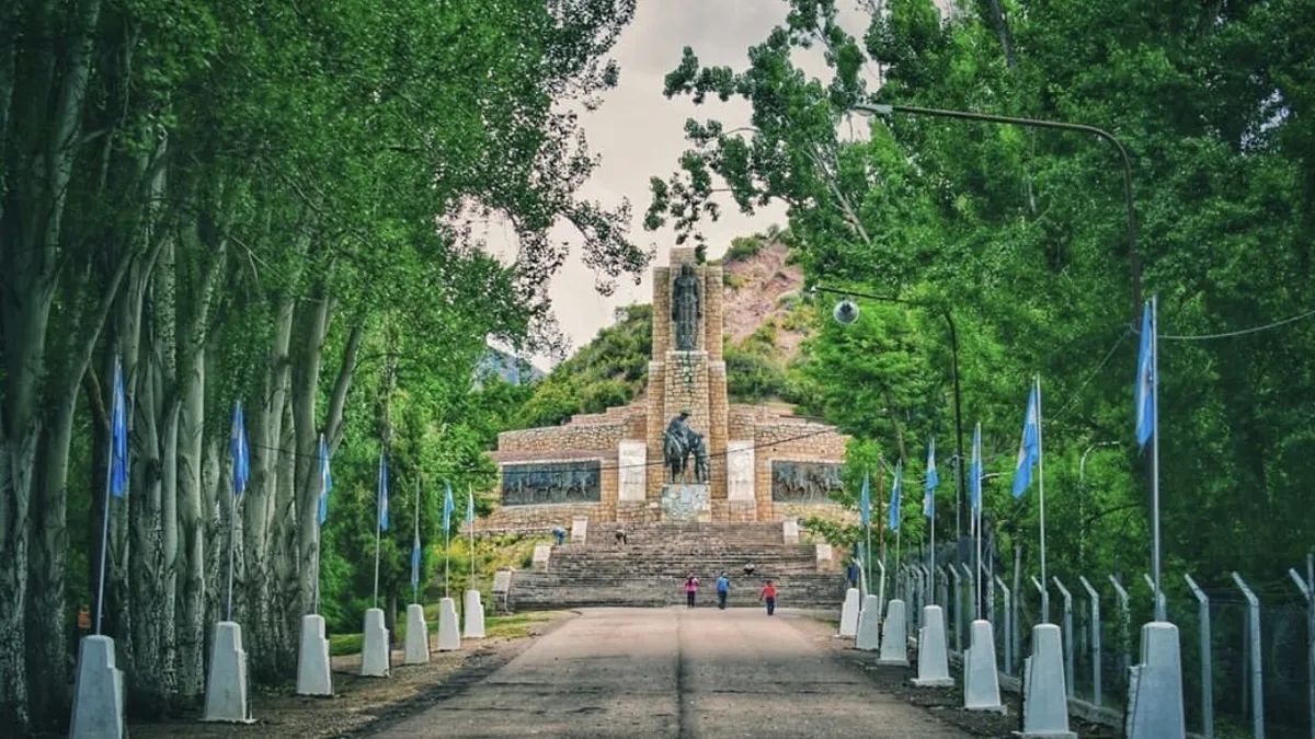 Senderos, arroyos y flora andina definen la experiencia natural del Valle de Uco. Senderos, arroyos y flora andina definen la experiencia natural del Valle de Uco.