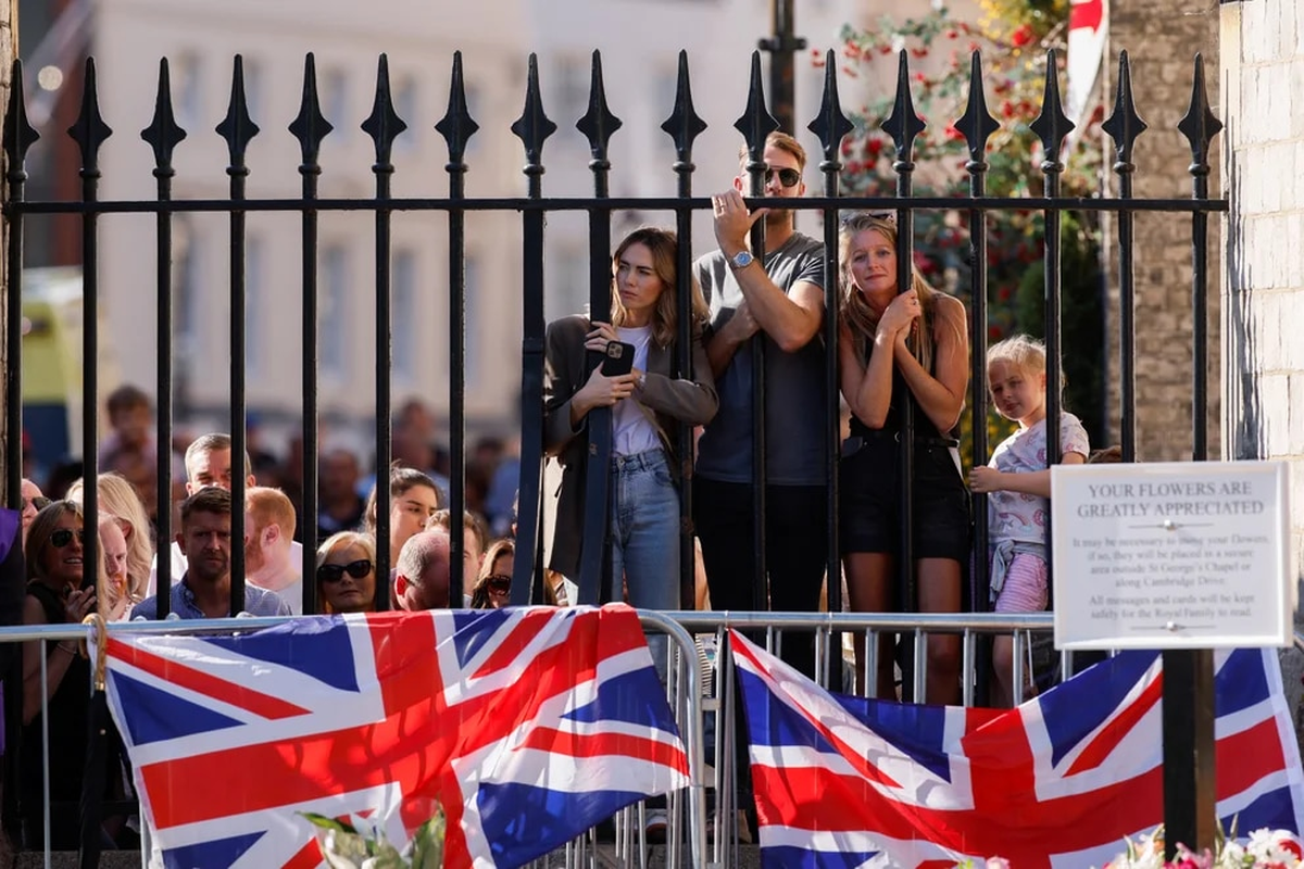 El pueblo afuera del palacio.