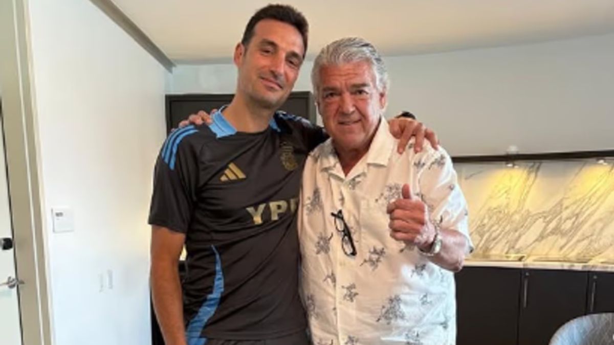 H&eacute;ctor Zelada junto a Lionel Scaloni.