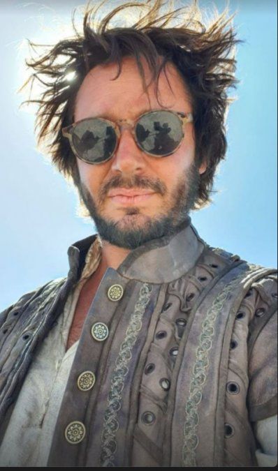 La foto de Benjamín Vicuña despeinado, sucio y barbudo