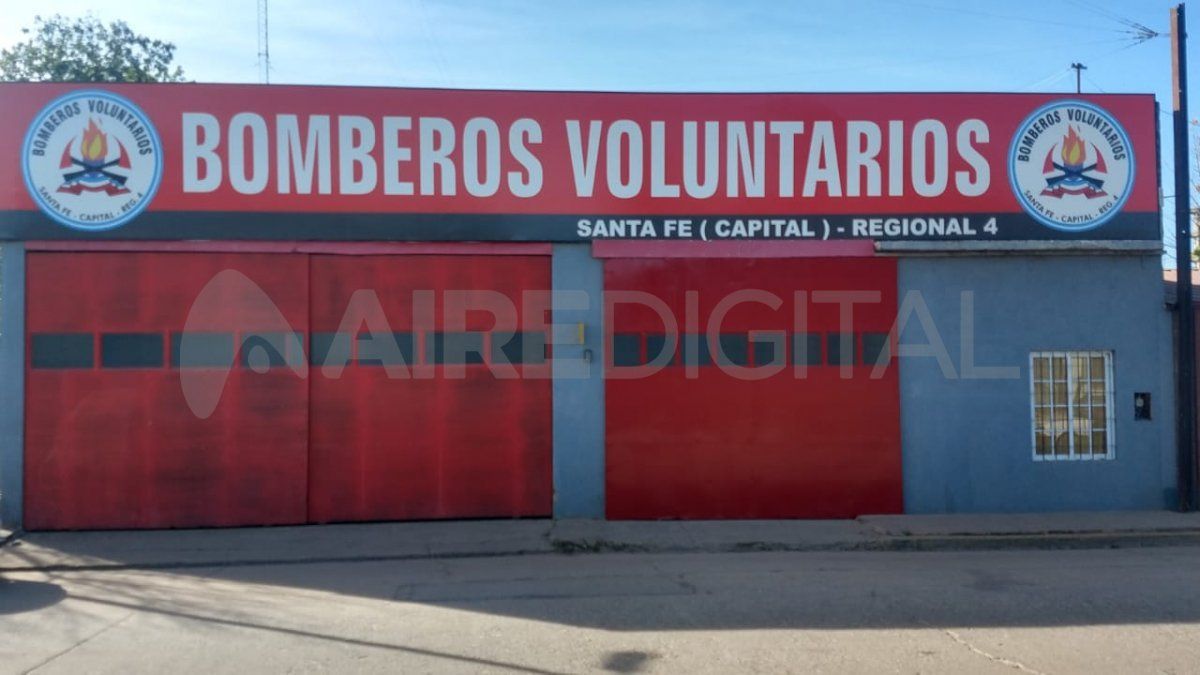 Hay unos 20 trabajadores en el cuartel de Bomberos Voluntarios de Las Flores en Santa Fe.