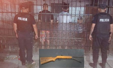 La policía detuvo a un hombre en silla de ruedas y a dos cómplices. La policía detuvo a un hombre en silla de ruedas y a dos cómplices.