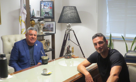 La REUNIÓN entre Lionel Scaloni y Chiqui Tapia en la previa de la Selección Argentina en la Copa América. La REUNIÓN entre Lionel Scaloni y Chiqui Tapia en la previa de la Selección Argentina en la Copa América.