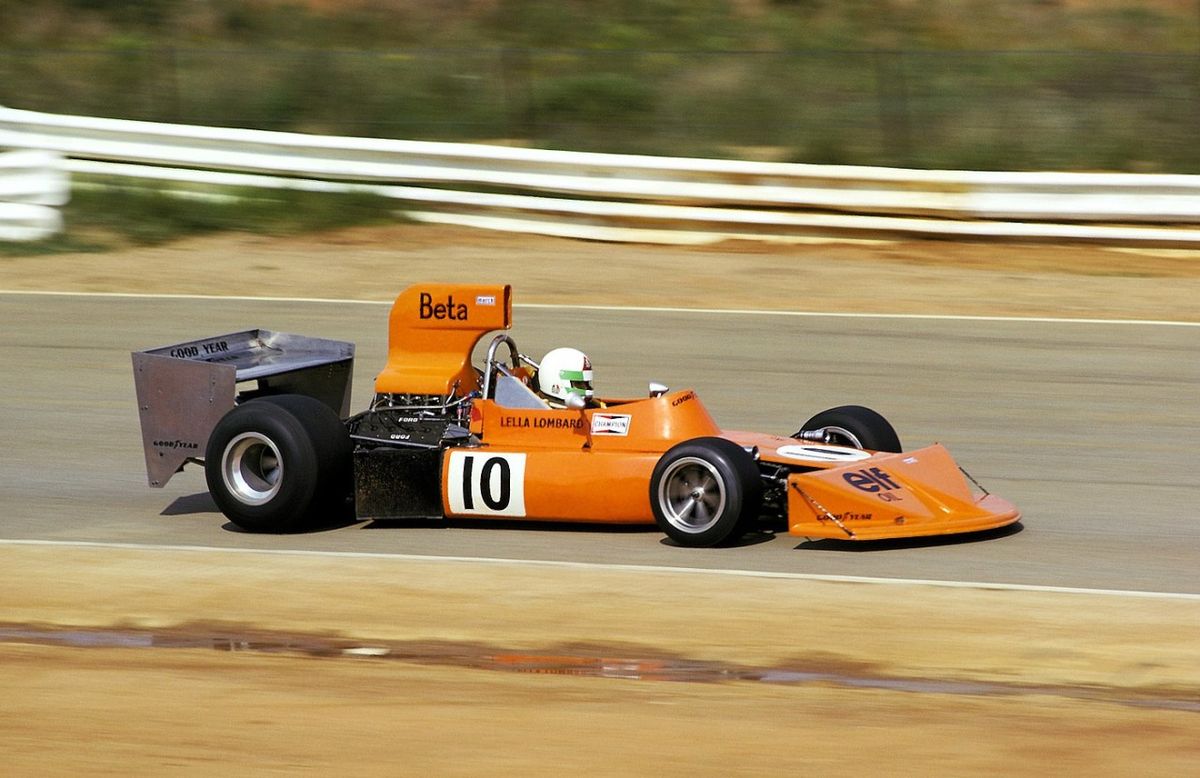 El debut oficial de Lombardi en la Fórmula 1 fue en el GP de Sudáfrica, disputado el 1 de marzo de 1975 en el circuito de Kyalami, con un March 741-Cosworth. Al ponerse en marcha la competencia, se convirtió en la segunda mujer en la historia en largar un GP desde que su compatriota Maria Teresa de Filippis lo hiciera 17 años antes.