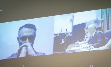 Juan Trigatti, el docente de Santa Fe que había sido absuelto por abuso sexual, siguió por Zoom la audiencia. Luego fue condenado a 12 años de prisión. Juan Trigatti, el docente de Santa Fe que había sido absuelto por abuso sexual, siguió por Zoom la audiencia. Luego fue condenado a 12 años de prisión.