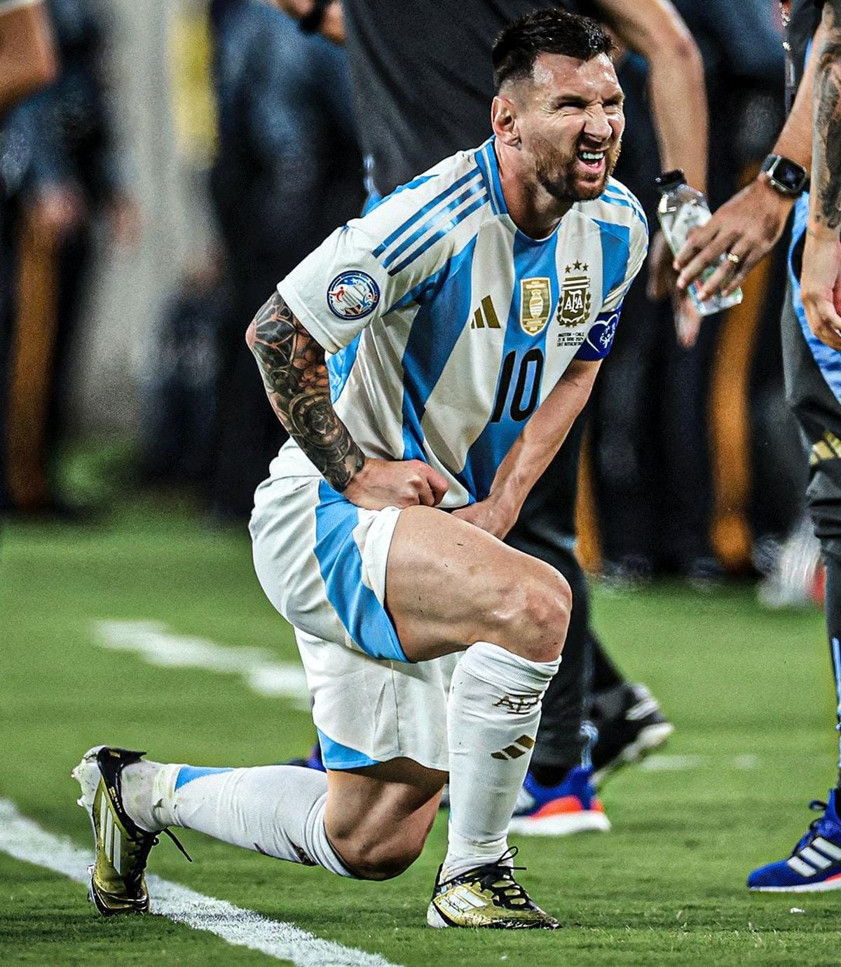 La molestia de Lionel Messi en el partido ante Chile. La molestia de Lionel Messi en el partido ante Chile.