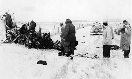 Un día como hoy, Buddy Holly, Ritchie Valens y The Big Bopper morían en un accidente aéreo en pleno auge de sus carreras. Un día como hoy, Buddy Holly, Ritchie Valens y The Big Bopper morían en un accidente aéreo en pleno auge de sus carreras.