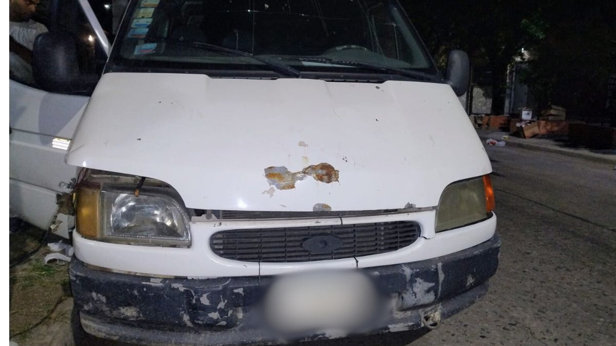 Una trafic blanca sufrió la rotura de su ventana delantera derecha y el robo de la batería.