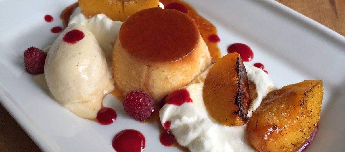 Flan de manzanas caramelizadas con crema.