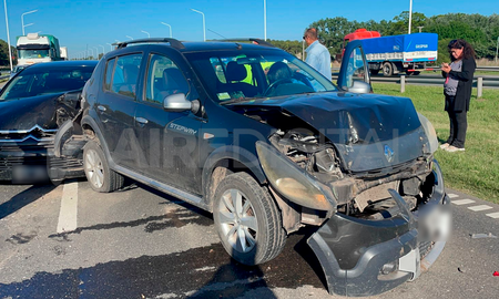 Entre los vehículos afectados, un Citroën C4 y un Renault resultaron los más dañados, junto con dos camionetas Kangoo. Entre los vehículos afectados, un Citroën C4 y un Renault resultaron los más dañados, junto con dos camionetas Kangoo.