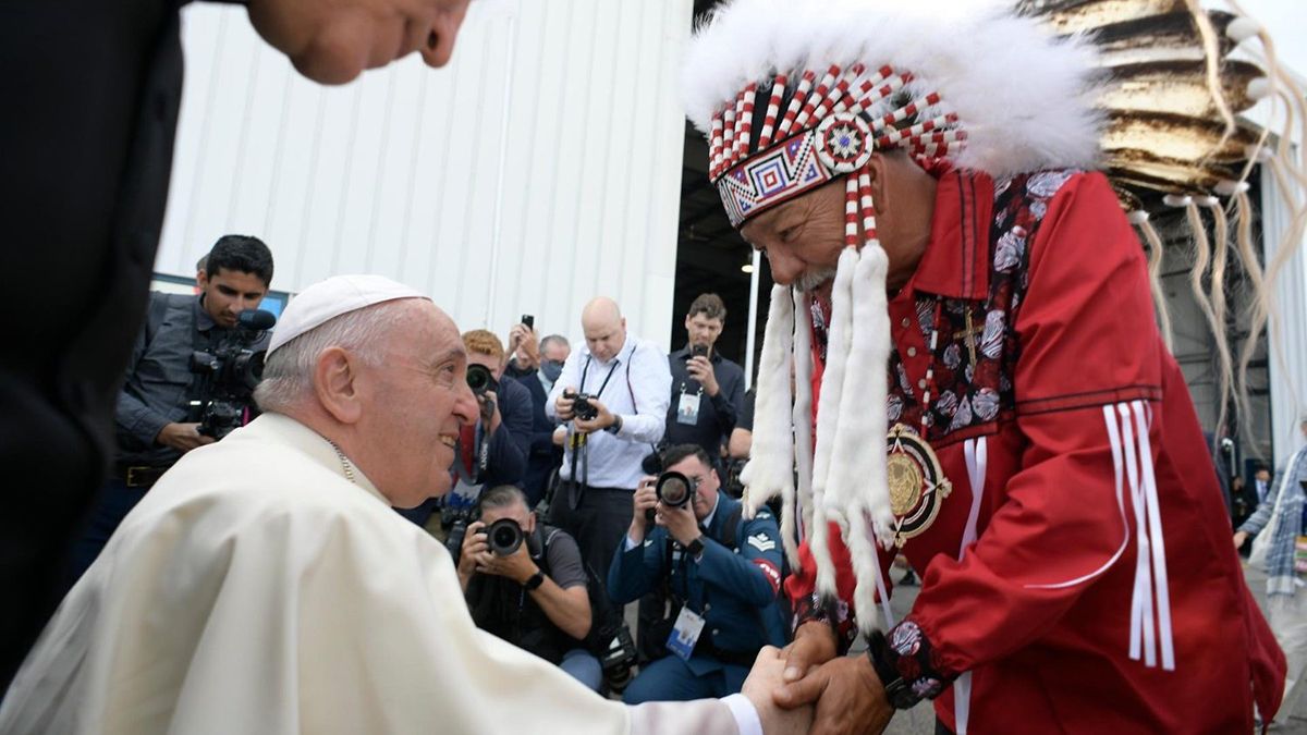 En su primera actividad en suelo canadiense, el Papa fue recibido por el premier Justin Trudeau y por representantes de los grupos indígenas.
