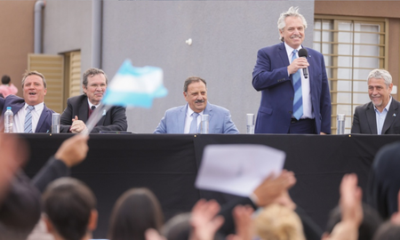 Alberto Fernández entregó viviendas e inauguró un jardín de infantes en La Rioja Alberto Fernández entregó viviendas e inauguró un jardín de infantes en La Rioja