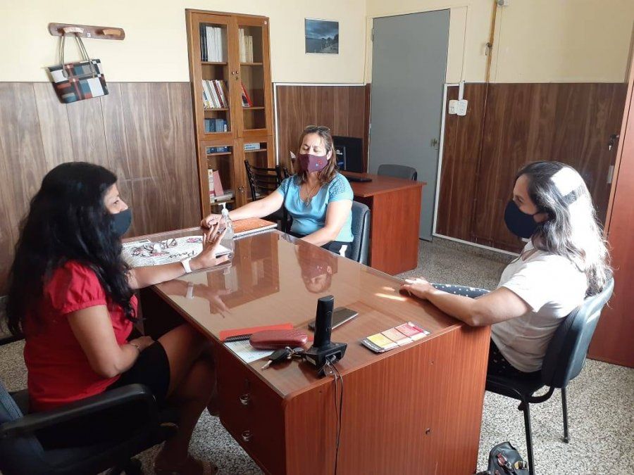 Patricia Díaz y Natalia Pallavicini, dos de las autoras del proyecto de ordenanza, presentando la iniciativa ante la presidenta del Concejo de Santo Tomé, Gabriela Solano, en febrero pasado.