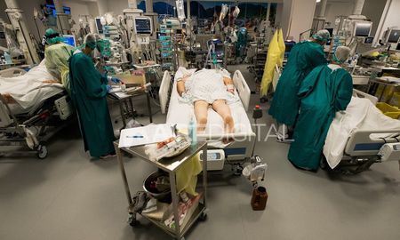 Los pacientes en las unidades de cuidados intensivos llegaron este jueves a 1.057, frente a los 993 del miércoles. Los pacientes en las unidades de cuidados intensivos llegaron este jueves a 1.057, frente a los 993 del miércoles.