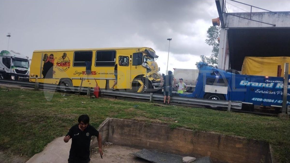 A raíz del accidente, la parte delantera del colectivo quedó destruida y las personas que estaban a bordo tuvieron que salir por una de las ventanas laterales del vehículo. A raíz del accidente, la parte delantera del colectivo quedó destruida y las personas que estaban a bordo tuvieron que salir por una de las ventanas laterales del vehículo.