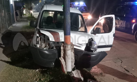 Un hombre que manejaba una camioneta se descompensó y atropelló una columna de alumbrado público