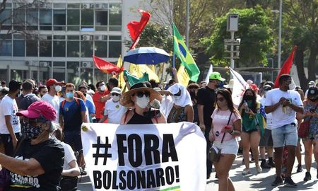 Esos movimientos son los que impulsaron en 2016 el juicio político a la presidenta Dilma Rousseff y ahora defienden una tercera vía para las elecciones presidenciales de 2022 bajo el lema Ni Bolsonaro ni Lula. Esos movimientos son los que impulsaron en 2016 el juicio político a la presidenta Dilma Rousseff y ahora defienden una tercera vía para las elecciones presidenciales de 2022 bajo el lema Ni Bolsonaro ni Lula.