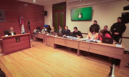 El debate se realiza en una sala del subsuelo de tribunales. El debate se realiza en una sala del subsuelo de tribunales.