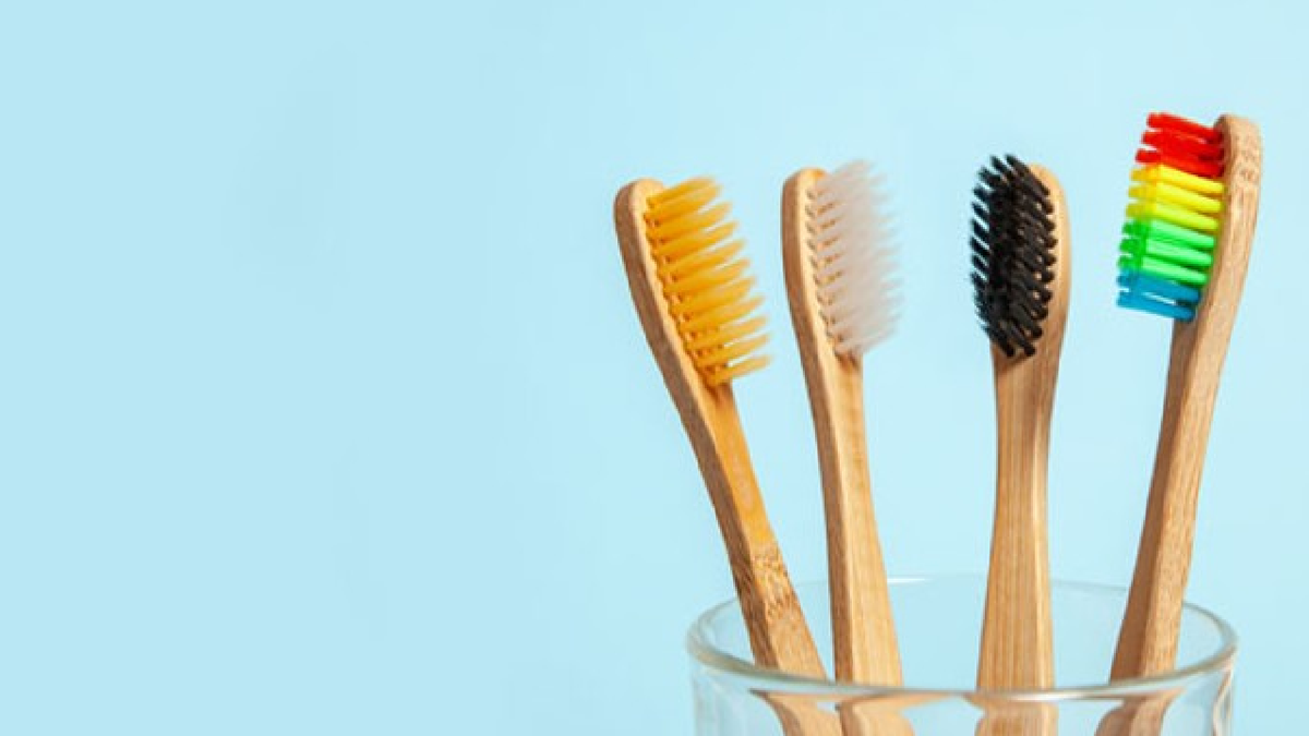 Los motivos para NO limpiar tu cepillo con agua oxigenada