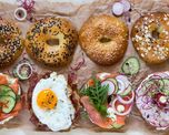 La receta fácil de bagels que no necesita levadura y se prepara con solo 4 ingredientes. La receta fácil de bagels que no necesita levadura y se prepara con solo 4 ingredientes.