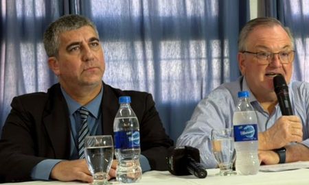 El fiscal regional de San Cristóbal Carlos Vottero junto al senador Felipe Michlig en la conferencia de prensa El fiscal regional de San Cristóbal Carlos Vottero junto al senador Felipe Michlig en la conferencia de prensa