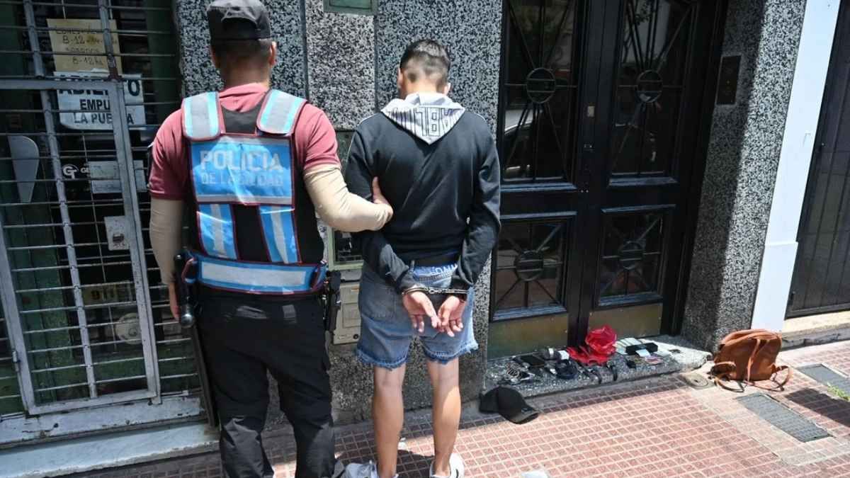 La Policía detectó un auto con la patente adulterada y logró ubicar a los sospechosos tras un alerta de peatones.